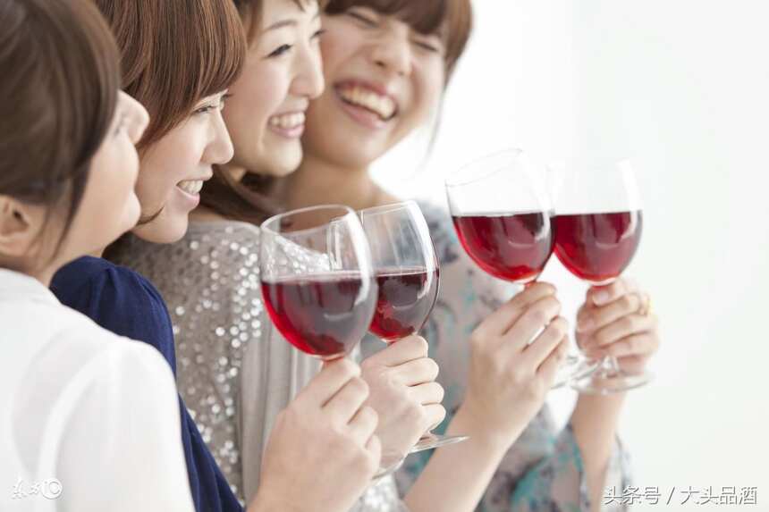 为什么说多喝葡萄酒对女性有很多益处？