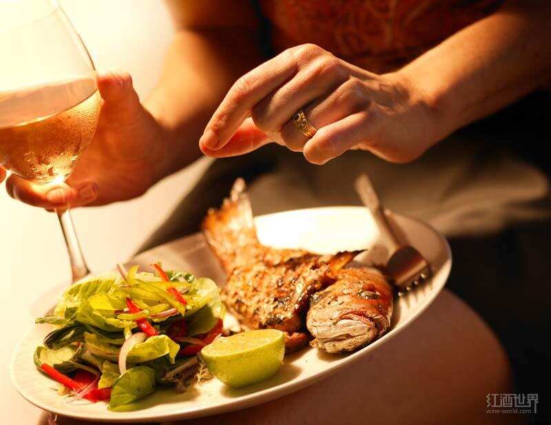 吃饭的时候搭配什么饮料？葡萄酒与美食的经典组合！