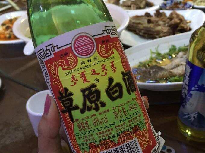 内蒙古人最爱的一款酒！性子烈烫食道，当地人叫“坛儿草”