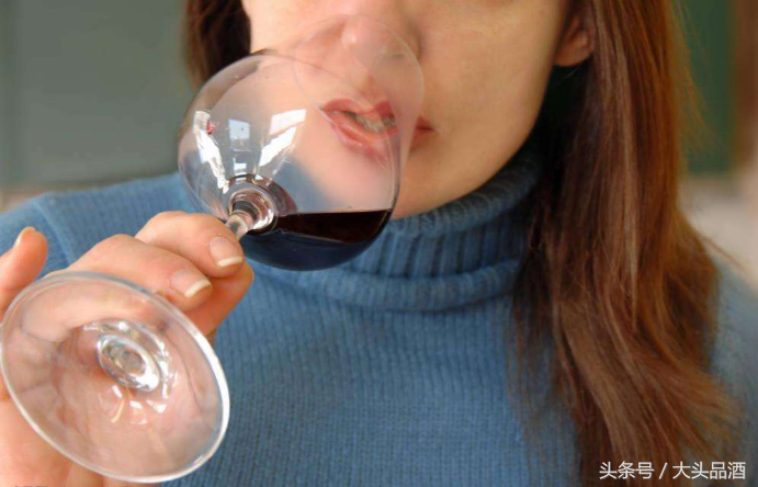 大头品酒：初学者饮用葡萄酒后，嘴唇牙齿都“中毒”了！