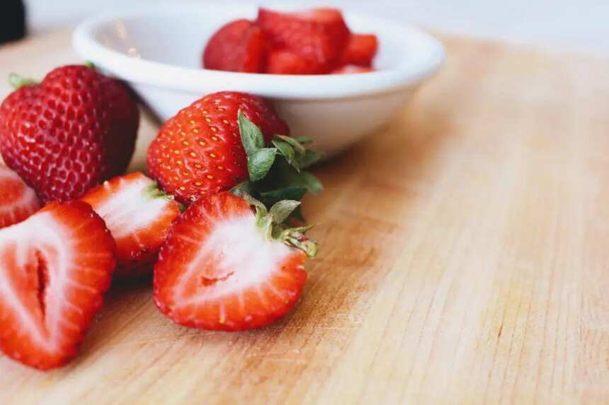 白色草莓PK丹东99，你选谁？