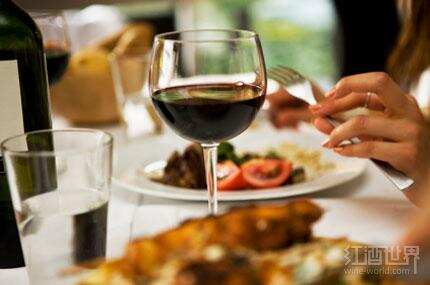 吃饭的时候搭配什么饮料？葡萄酒与美食的经典组合！