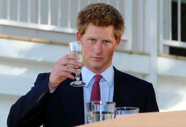 哈里王子大婚喝了什么酒？原来英国王室都是酒腻子