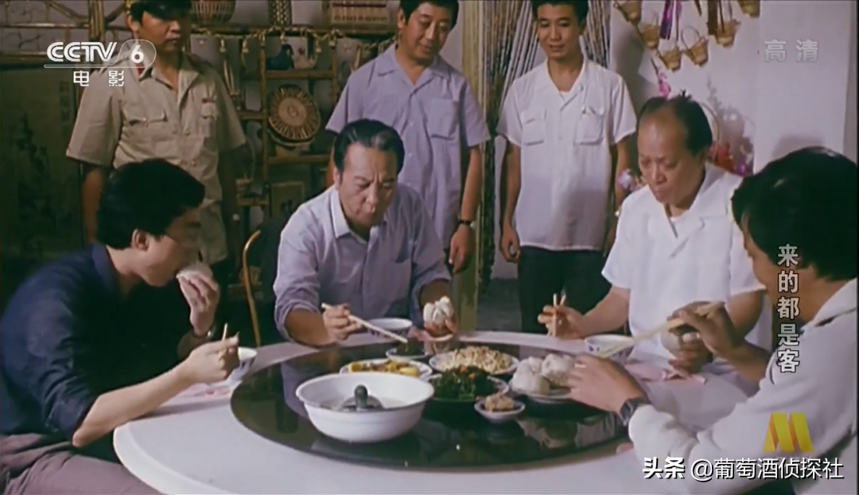 年轻人为什么反感酒桌文化，赵本山30年前的电影是最好的答案