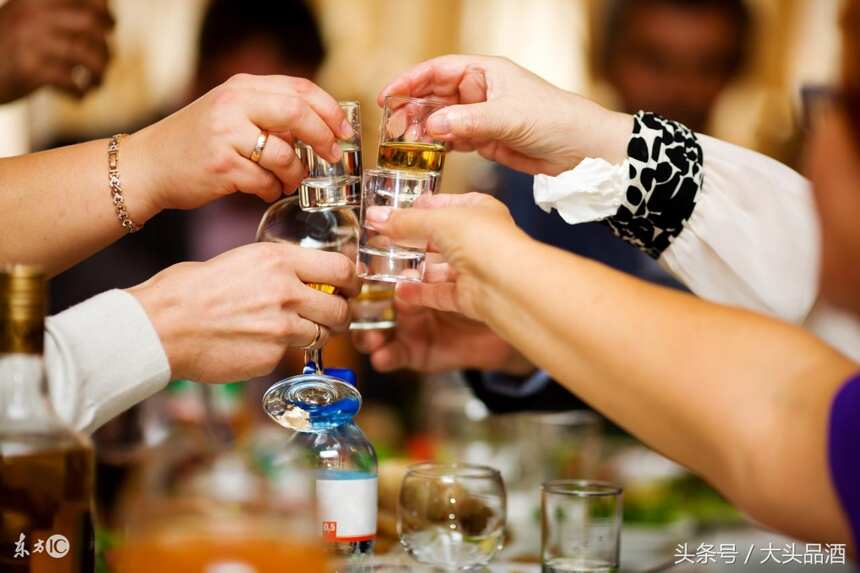 酒的社交文化，如何让自己成为酒桌上最受欢迎的人！
