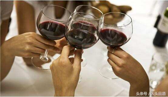 如何在节日聚会等场合选择合适的葡萄酒？