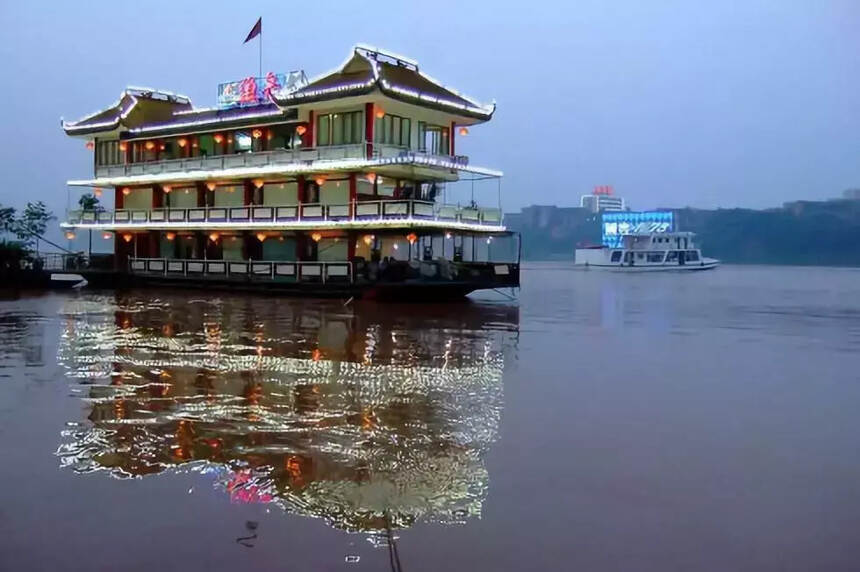 大江大河与中国酒系列一条长江河孕育出浓香、清香、兼香型白酒