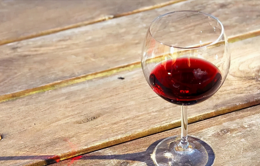 红酒知识 | 为什么喝红酒只倒三分之一杯？