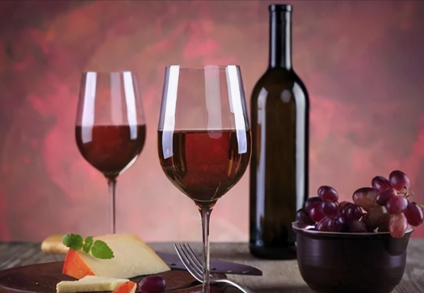 红酒知识丨新旧橡木桶酿造的葡萄酒有什么不同？