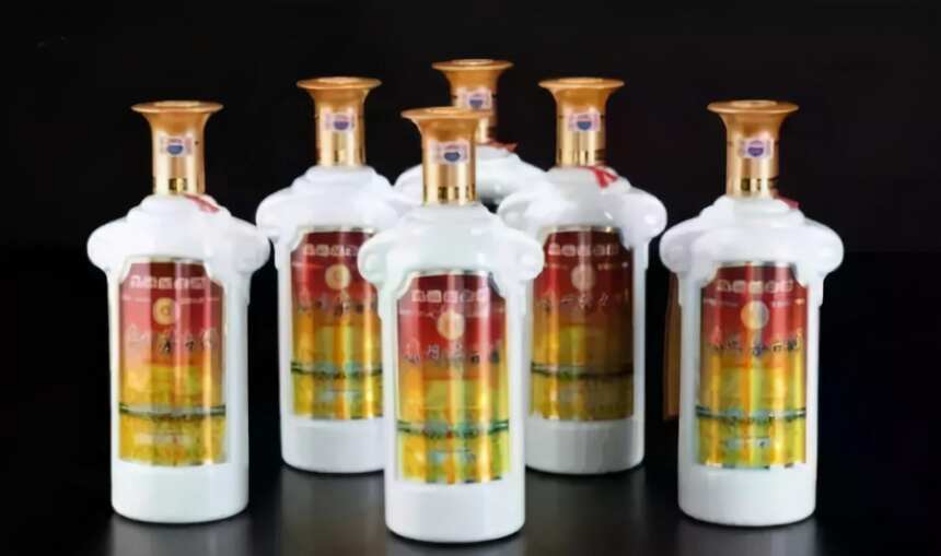 贵州茅台奥运会纪念酒丨飘逸祥云造型，富有民族特色，是收藏佳品