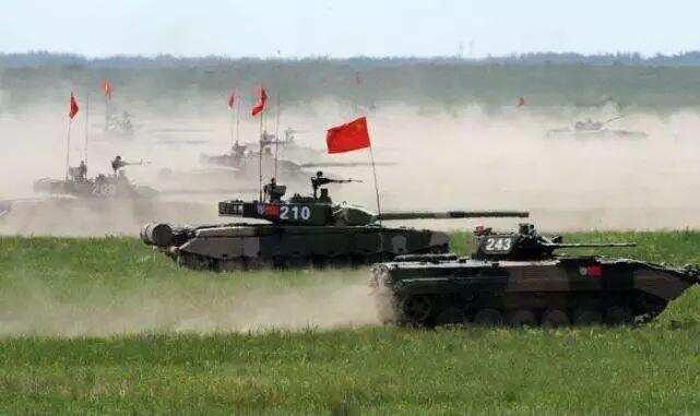 以前我国坦克训练时要插一面红旗，现在为何不用？