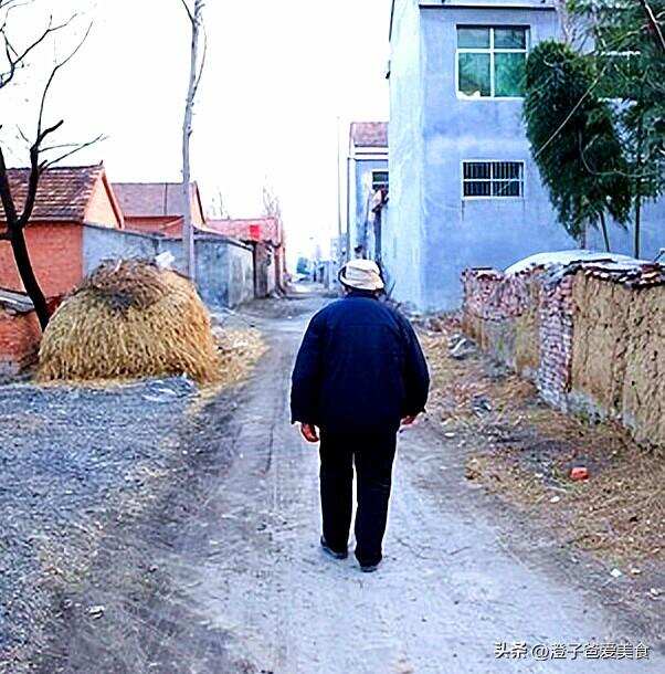 小村庄88岁张大爷，外号“酒篓子”，走路带风，老当益壮，啥原因