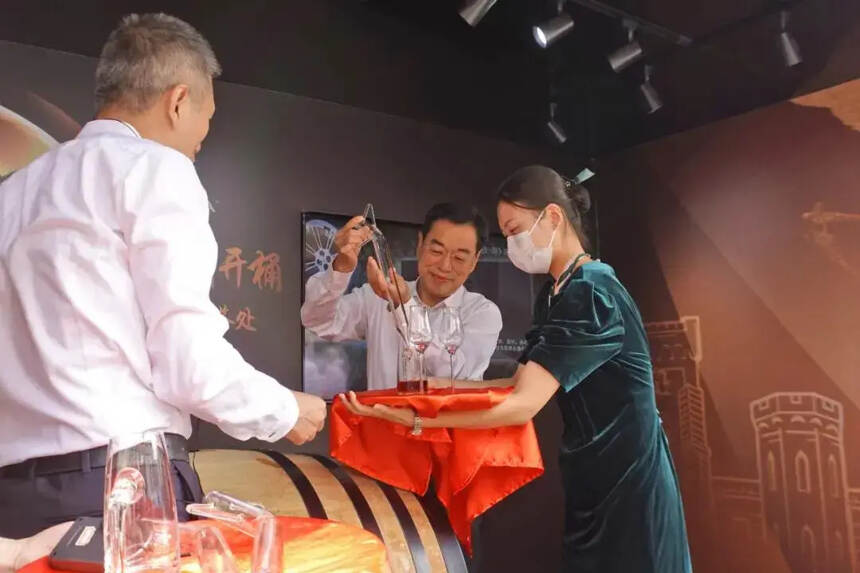 可雅白兰地30年老酒开桶，中国收获一张全顶级白兰地舞台入场券