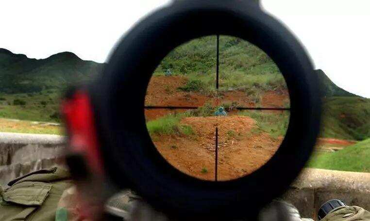 狙击枪的瞄准镜和枪管不在同一直线，为何能击中目标？