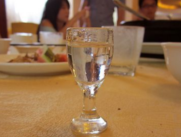 茅台国台郎酒，为什么都喜欢用不透明玻璃瓶装？原来跟香型有关