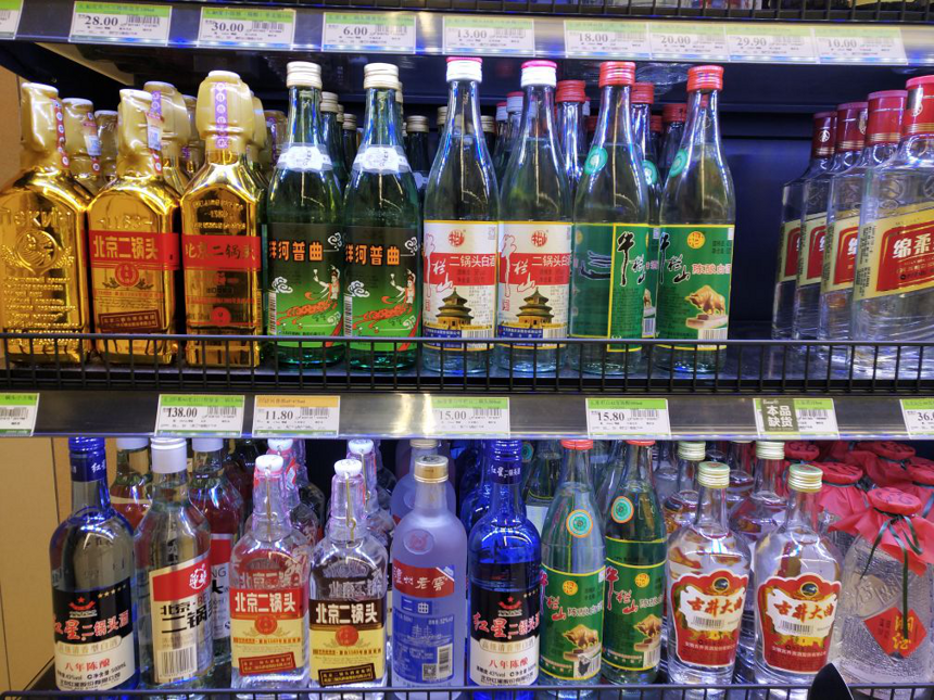 超市买酒要看清，货架上3种酒，不是假酒就是酒精酒，白送都不要