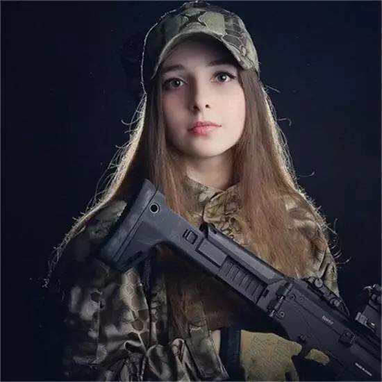 俄罗斯的“小龙女”，当地军事迷心中的女神！