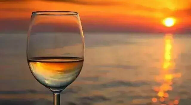 人生如酒，别贪；人生如杯，别满