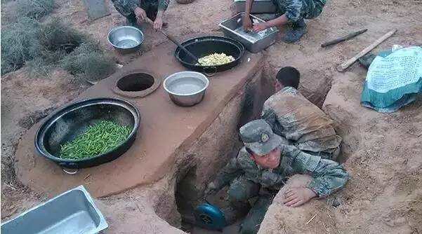 解放军特种兵的野外食堂 你敢吃吗？