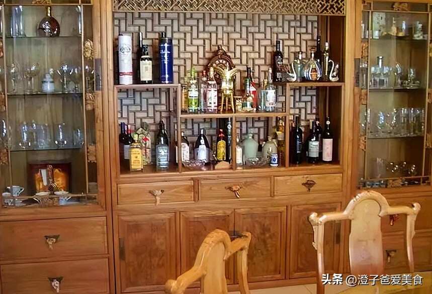 深圳身价上亿的老板晒酒柜，里面没有一瓶名酒，网友调侃：假的吧
