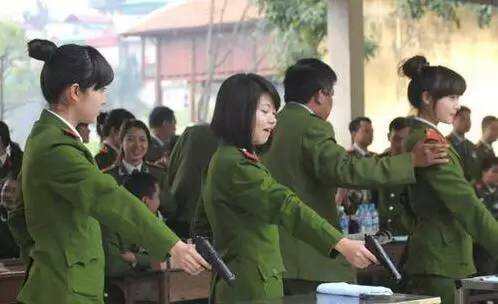 越南女兵会写毛笔字？生活照曝光，人美字也美！