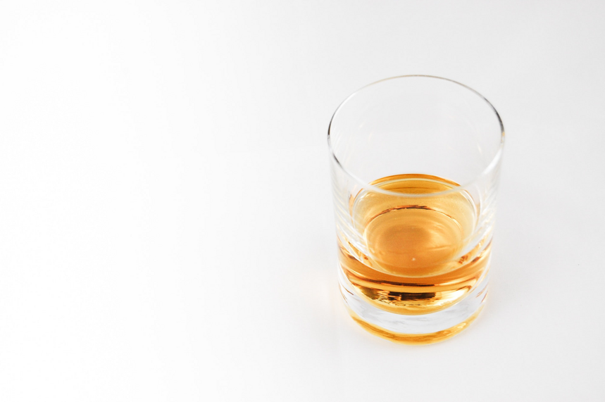 在喝威士忌的时候，你是加冰还是纯饮？