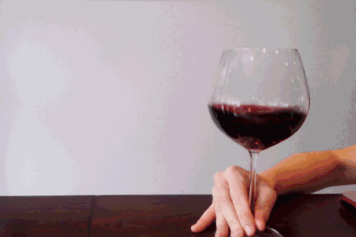 喝红酒为什么要摇杯？