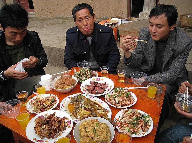 农村吃酒席，遇上4种人，聪明人会放下筷子就走人，原因很现实