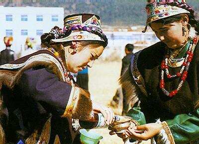大家都在欣赏丁真颜值的同时，他家乡藏族青稞酒你了解多少