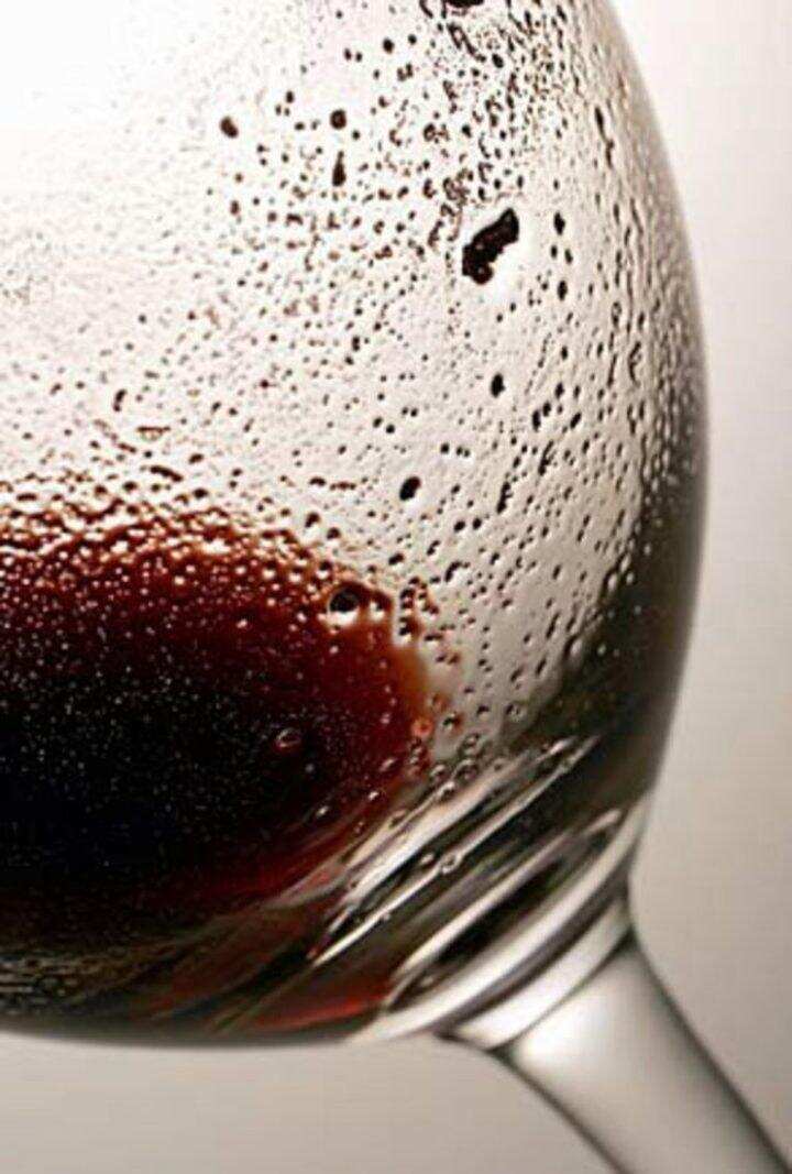 红酒出现沉淀物说明酒品质不行？名酒都不能避免沉淀物，包括拉菲
