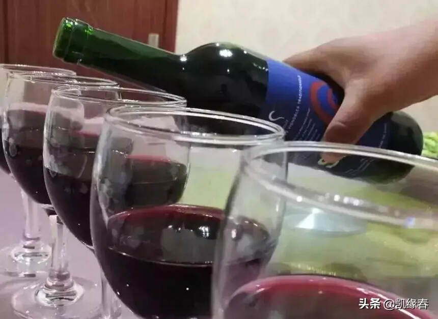 红酒不能满杯