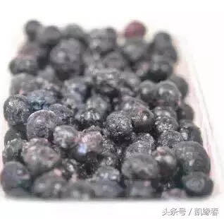 蓝莓表面的白霜是农药？冷冻蓝莓没有营养？粉碎这些谣言！