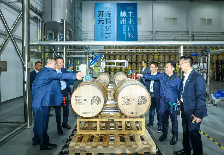 全球首个黄酒桶在邛崃正式灌桶，中国威士忌再添一员“猛将”