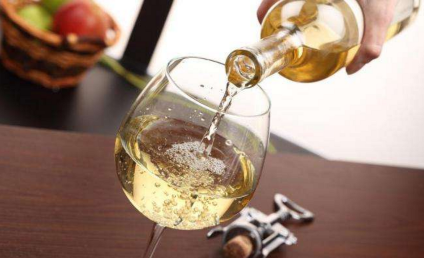 不同的酒有不同的作用，红酒魅力，黄酒营养，最后一位很实用