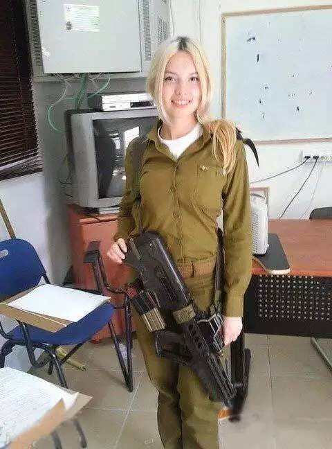 以色列女兵晒自拍照，颜值、气质堪比环球小姐