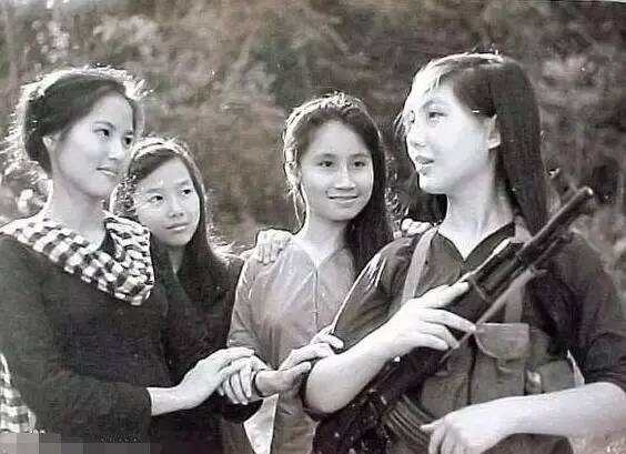 军装挡不住好身材，越南女兵秒杀明星