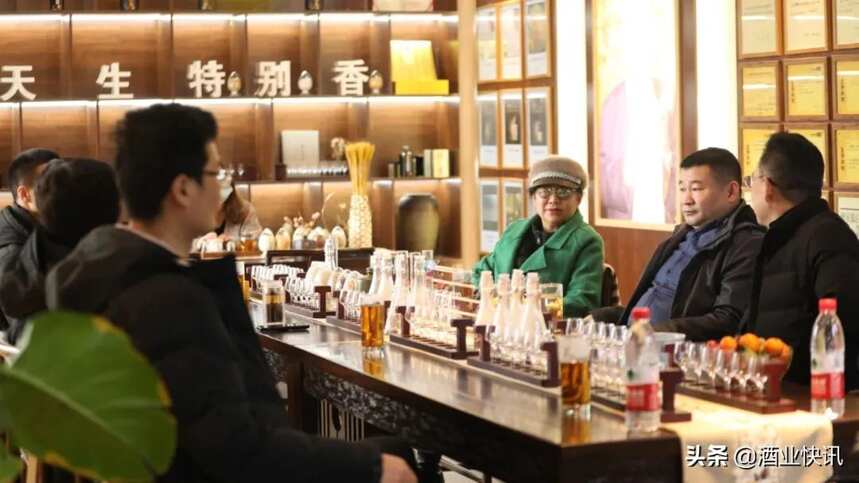 著名营销专家刘春雄老师做客皇沟酒业营销中心