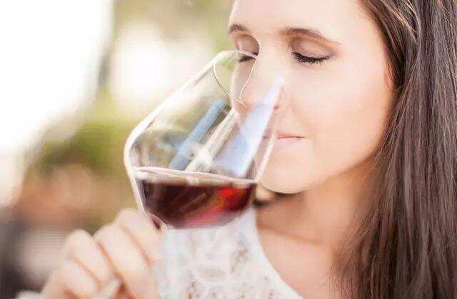 你还以为葡萄酒年份越老越好？别太天真了，普通酒要在适饮期喝掉