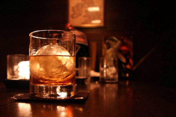 为什么威士忌里的冰块一定要是球形的？