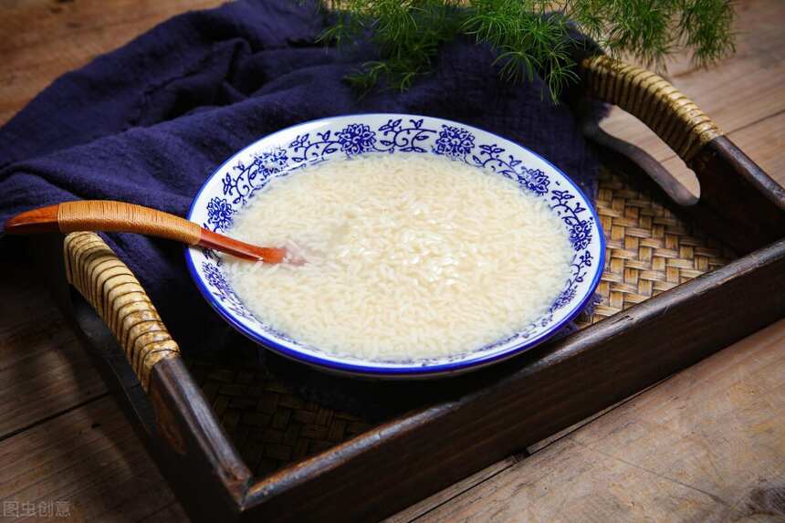 米酒的酿造工艺十分简单，在家也可以做