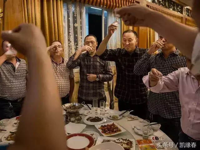 为什么中国人那么喜欢干杯、劝酒？