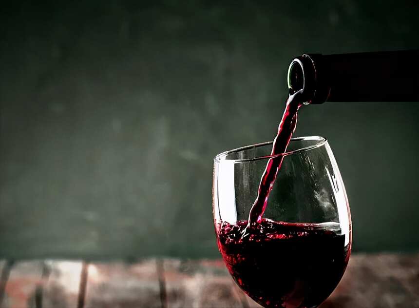 红酒知识丨为什么红酒不能倒满？