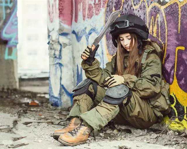 俄罗斯的“小龙女”，当地军事迷心中的女神！