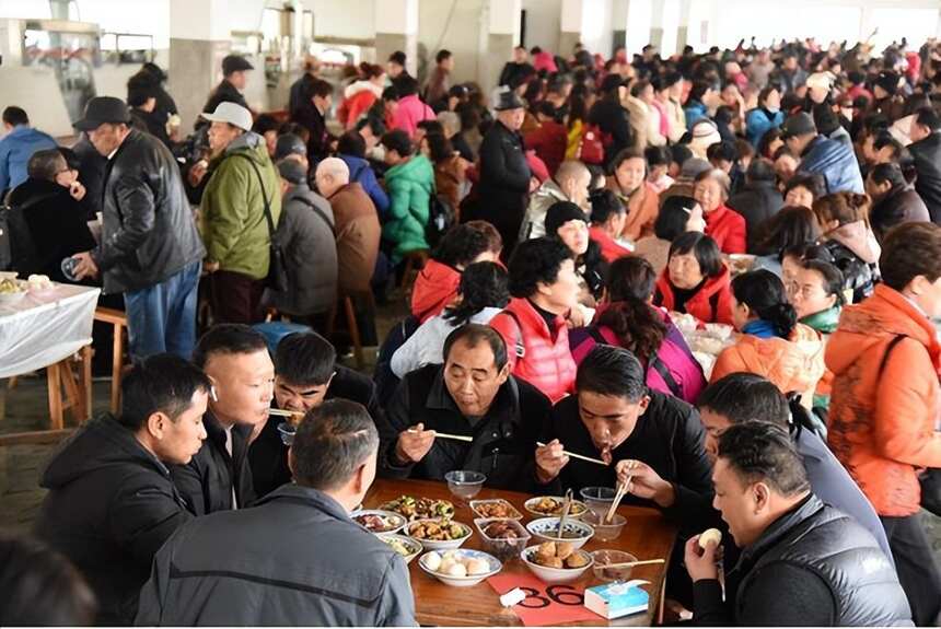 匆忙从上海赶回老家，贵州小伙就为了这场“杀猪宴”？