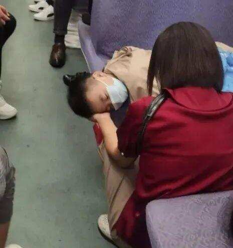 国庆节列车上的母亲，这一动作让人动容……