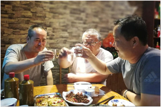 河南50岁老酒鬼的下酒菜，在朋友圈火了，网友：没这俩酒可不行