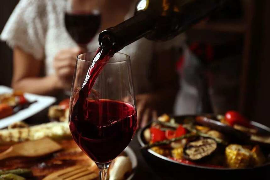 如何专业地描述红葡萄酒的口感？