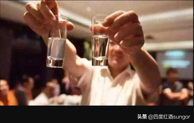 白酒鉴定“水检法”：白酒加水变浑就是纯粮酒，别被套路了