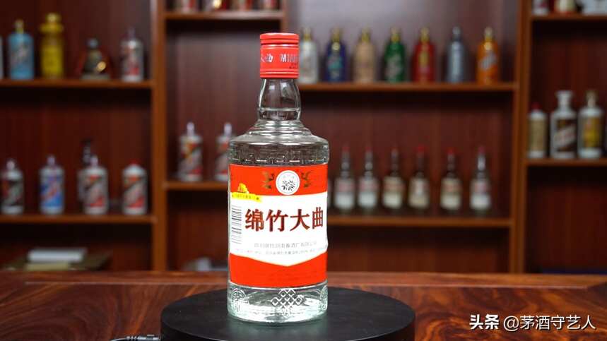 茅酒守艺人品酒：圆瓶红标绵竹大曲，一款标明食用酒精和香料的酒