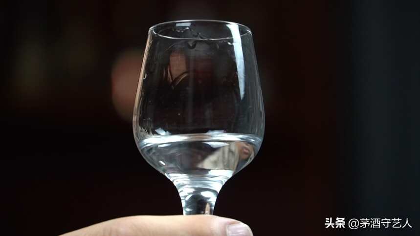 茅酒守艺人品酒：圆瓶红标绵竹大曲，一款标明食用酒精和香料的酒